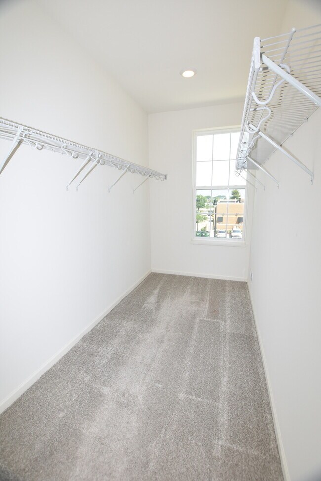 Building Photo - 2945 Showplace Dr