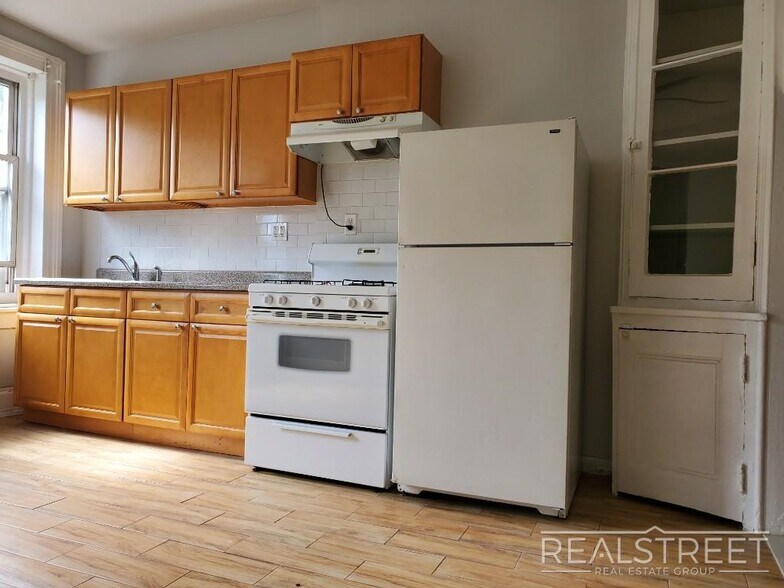 Building Photo - Huge Floor-Through 1 Bedroom with Private Backyard