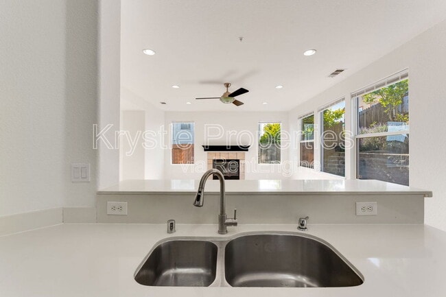 Building Photo - 35 Goldfinch Dr