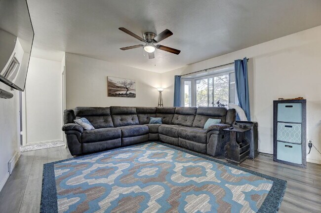 Building Photo - Charming 3-Bed Home with Bonus Room, Firep...