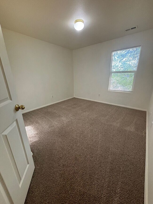 3 Bed 2 Bath Condo, Available NOW! MileS... 295 Ellers Grove