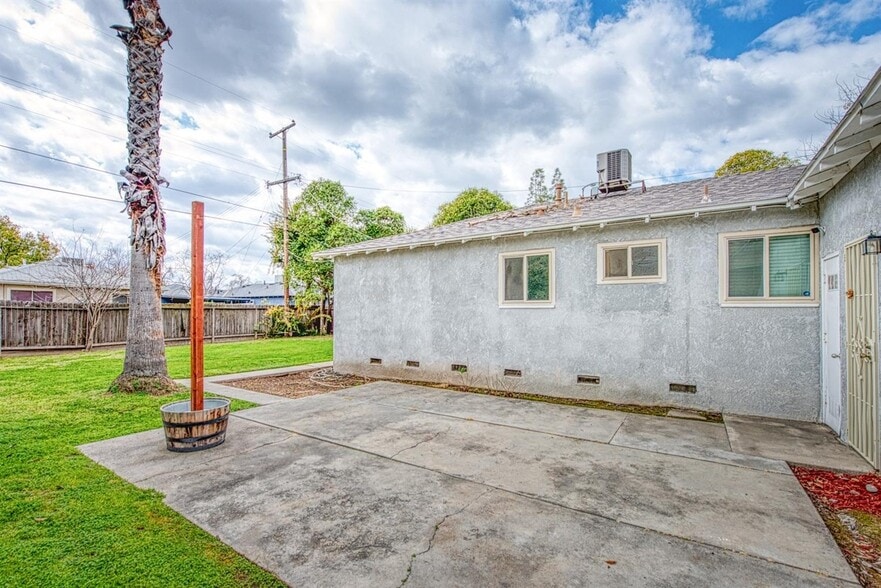 Building Photo - 2234 E Rialto Ave