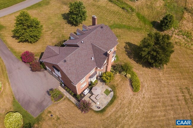 Building Photo - 585 Ragged Mountain Dr