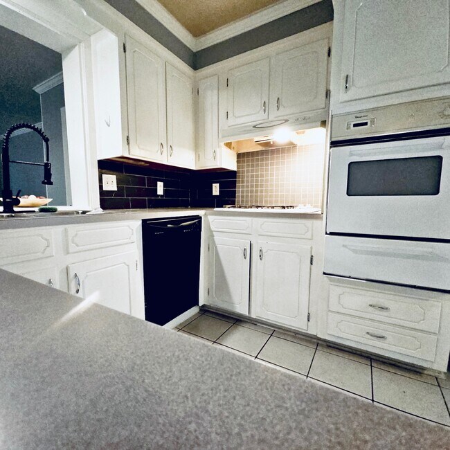 Building Photo - 2110 Venus Dr