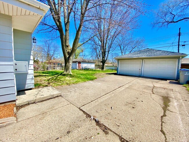 Building Photo - 2 Bedroom Single Family