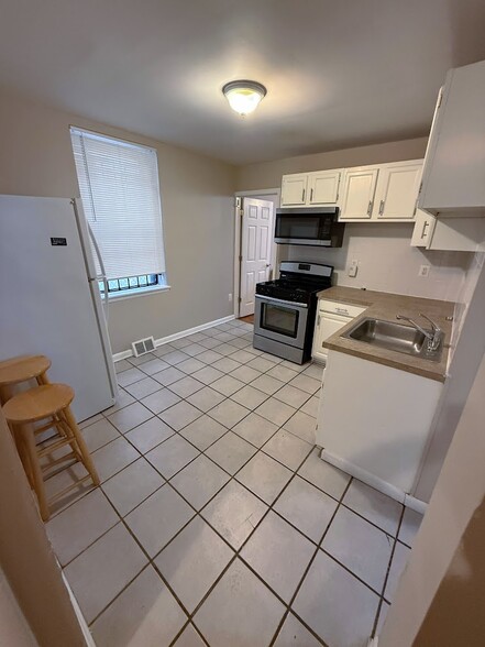 Kitchen - 2148 N Carlisle St