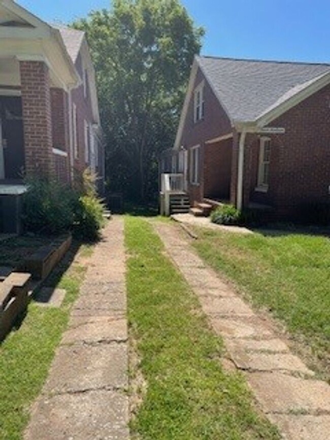Building Photo - 2 Bedroom 1.5 Bathroom Duplex-