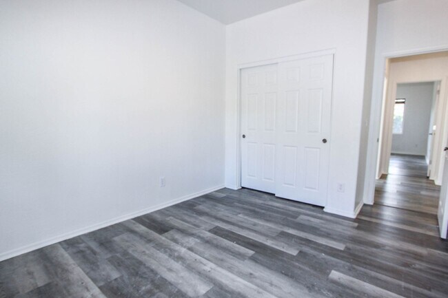 Building Photo - Spacious 3 Bedroom Quailwood Home