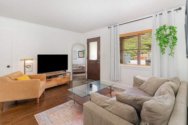 Building Photo - Charming Condo in Walkable Hillsboro Village