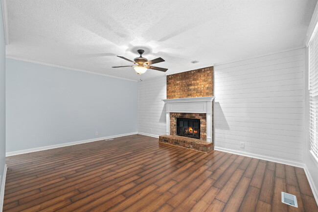 Building Photo - Huge Corner Lot in Glen Oaks!
