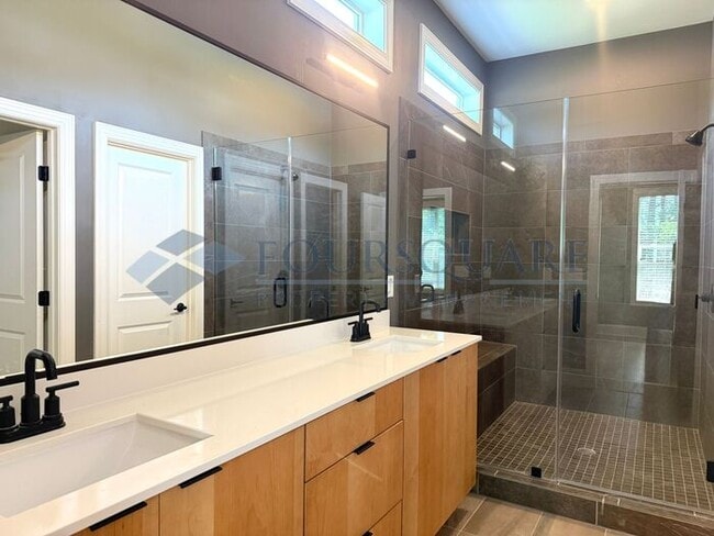 Building Photo - Beautiful  3-Bedroom Home with Loft, Screened Deck & Fenced Backyard – Convenient to Duke Univers...