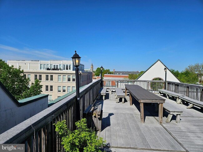 Building Photo - 327 8th St NE