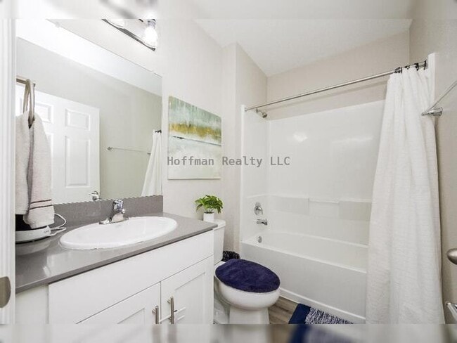 Building Photo - Spacious 5-Bedroom Home in Amenity-Rich Tr...