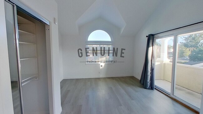 Building Photo - Beautiful 3BD 3.5BA Townhome in Newport Heights