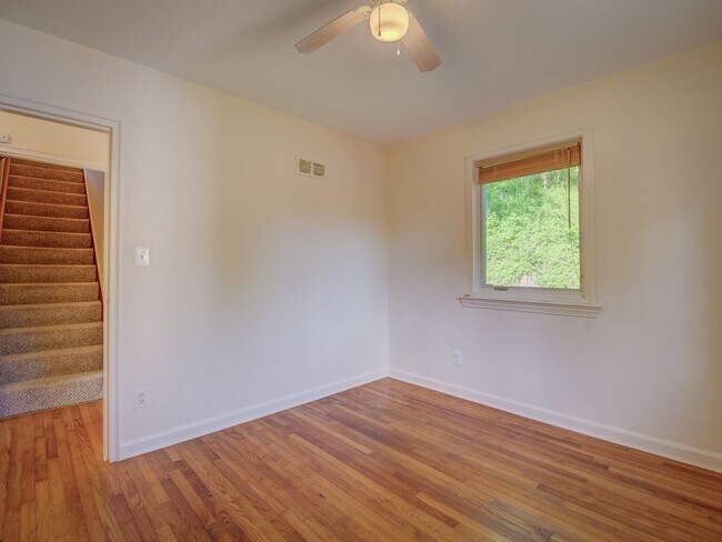 Building Photo - 9011 Lindale Dr