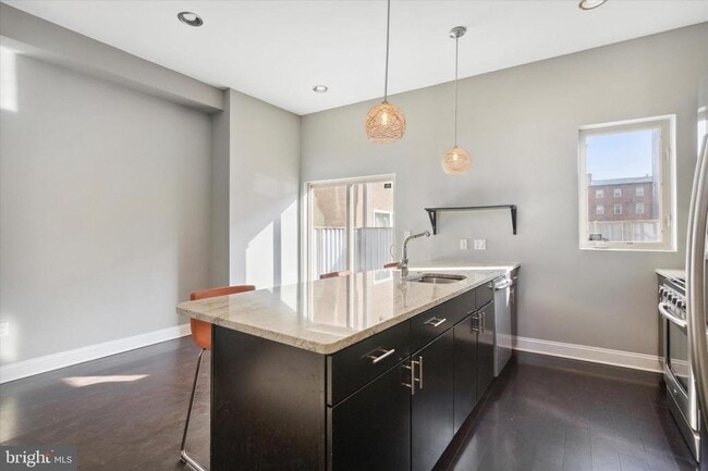 Building Photo - 1353 N Mascher St