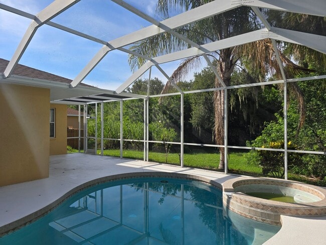 Building Photo - Tropical Hideaway