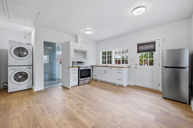 Building Photo - 2 Bedroom | 1 Bathroom | Private Back House