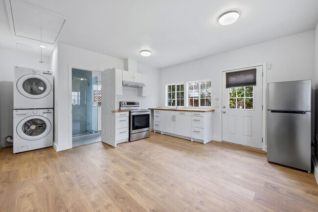 Building Photo - 570 W Montana St