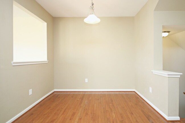 Building Photo - Pet Friendly End-unit Pantops Townhome (Ap...