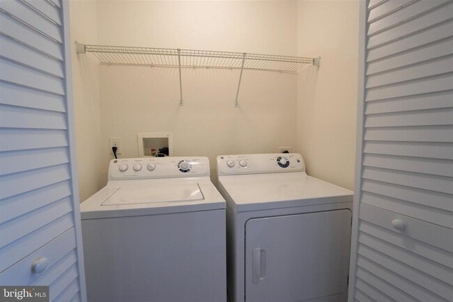 Building Photo - 900 Susan Cir