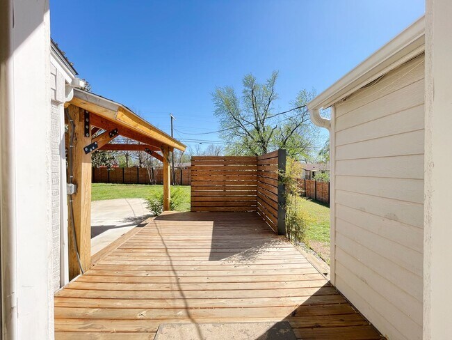 Building Photo - Adorable Midtown Tulsa Bungalow
