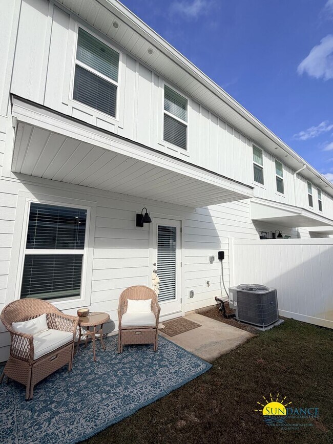 Building Photo - Comfortable & Convenient 2-Story Townhome in Santa Rosa Beach!