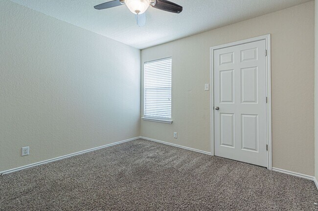 Building Photo - Great 4 bedroom 2.5 bath in Wildhorse