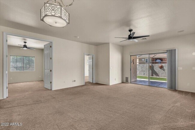 Building Photo - 902 E Madeline Dr