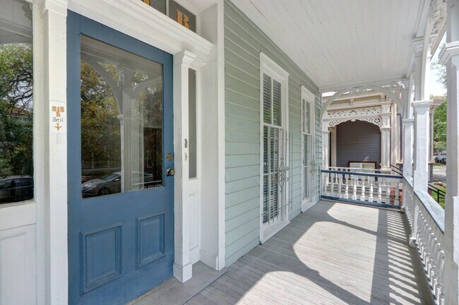 Building Photo - Large Two Bedroom Apartment - Lots of Hist...