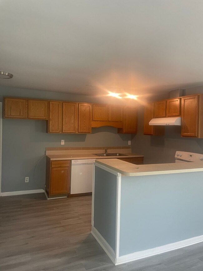 Building Photo - Knoxville 37920 - 3 bedroom, 1 bath home -...