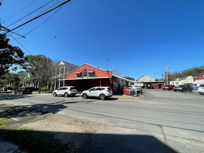 Building Photo - Spacious 2BD/2.5 BATHS! Across from Langen...