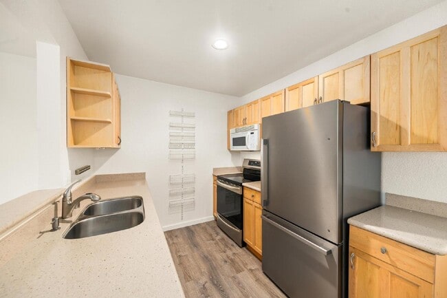 Building Photo - Fabulous University Heights location!