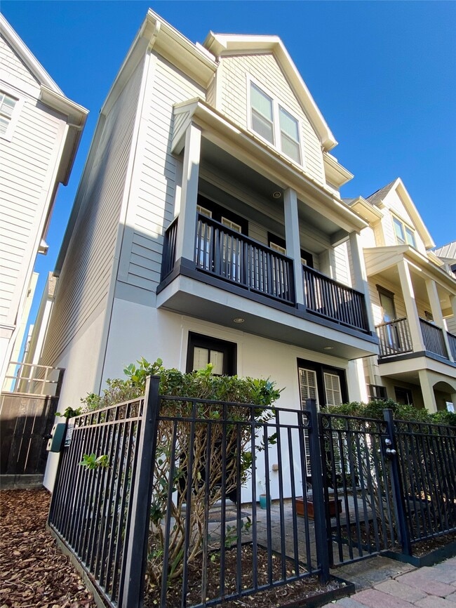 Building Photo - 3255 Maxroy St