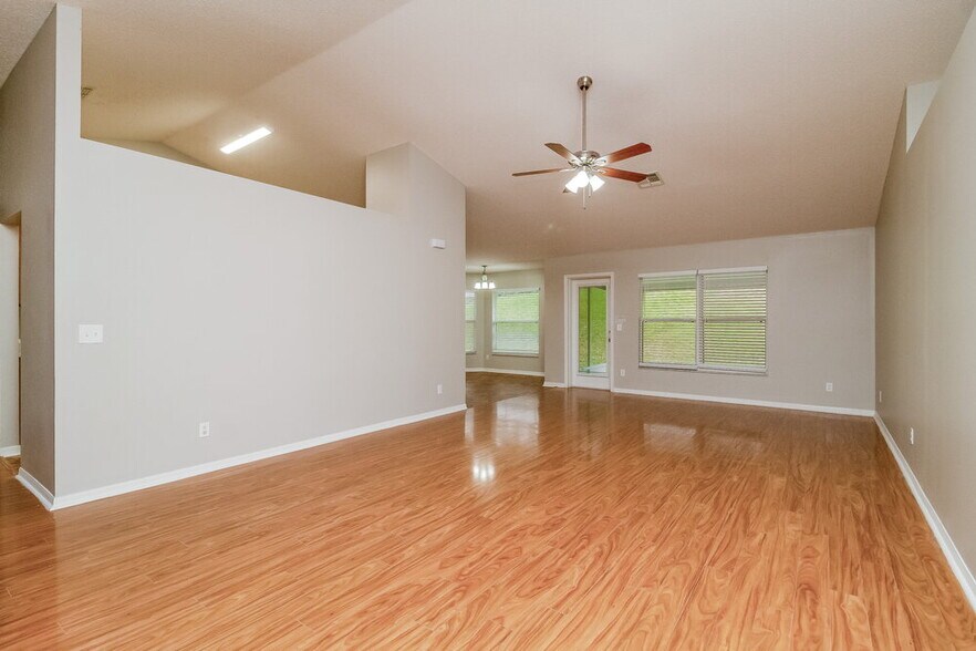 Building Photo - 1923 Southern Oak Loop