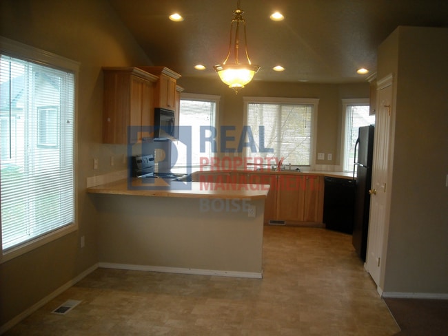 Building Photo - Half Off First Months Rent- Newly carpeted...