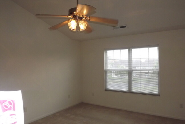 Building Photo - Spacious 2 story Beavercreek Condo