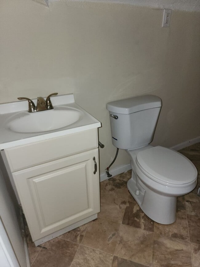 Building Photo - One Bedroom Clean Apt For Rent