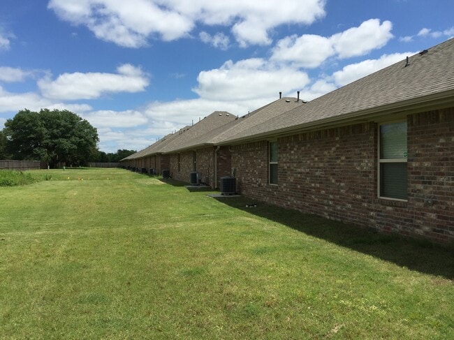 Building Photo - 127 Ashley Dr