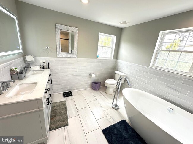 Building Photo - 842 E Cathedral Rd