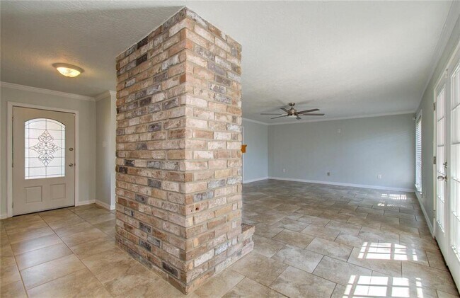 Building Photo - 3605 Kingsway Dr