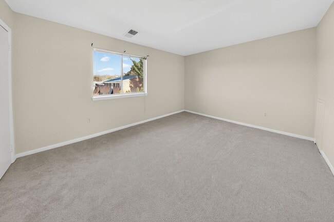 Building Photo - 3364 Hewitt Ave