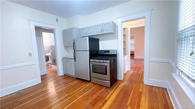 Building Photo - 134 Mansfield St