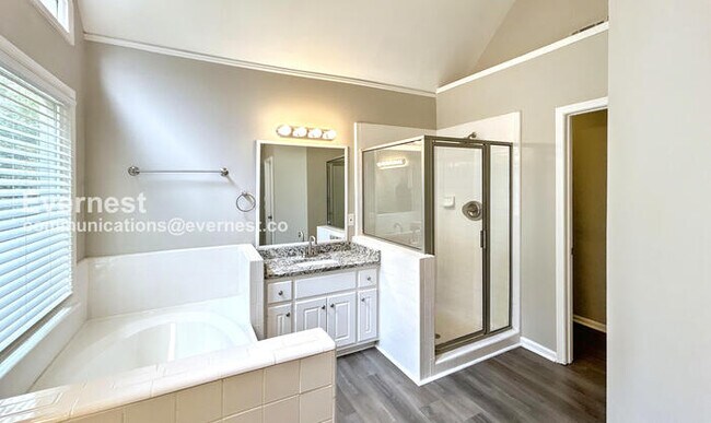 Building Photo - Spacious 4-Bed Home with Garage & Modern Amenities / Pet Friendly / Vouchers Accepted / Available...