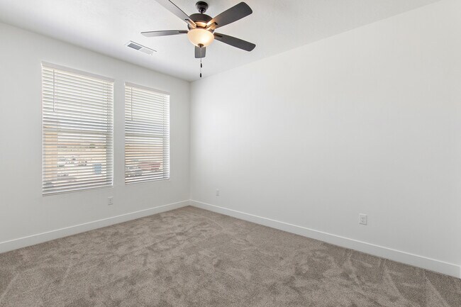 Building Photo - 1082 W Albertine Ln