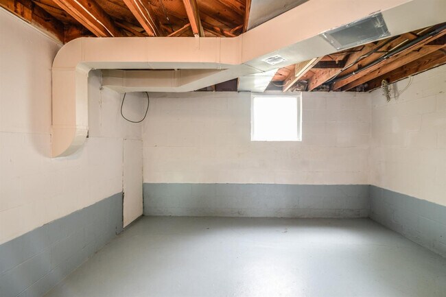 Building Photo - 2263 Parkwood Ave