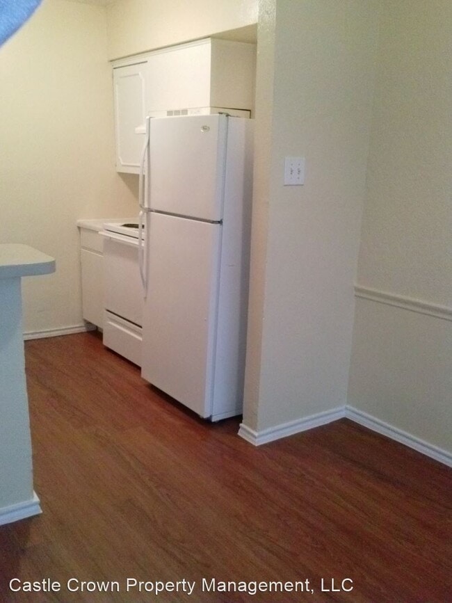 Building Photo - 831-831 S Nursery Rd