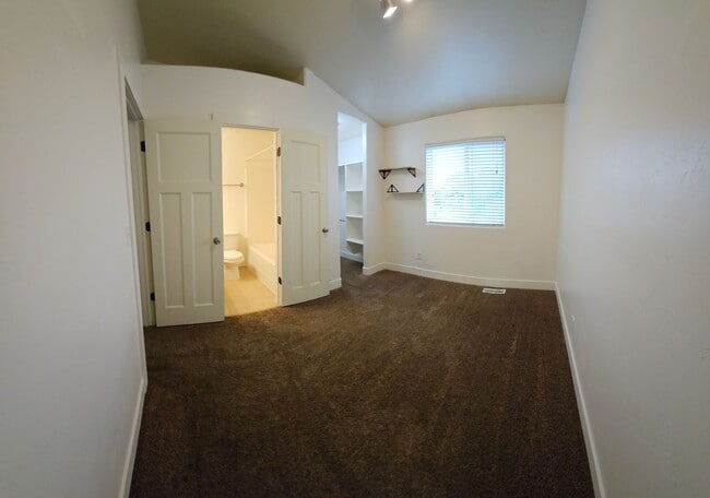 Building Photo - 2 bed, 2.5 bath townhome in Lincoln Park