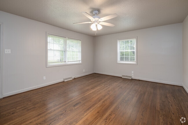 3BR, 1BA - 1,210SF - Living Room - Beck Street Apartments