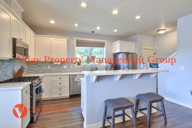 Building Photo - 825 NE Wheelock Pl